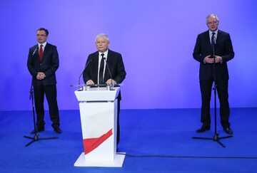 Jarosław Kaczyński, na drugim planie Zbigniew Ziobro i Jarosław Gowin, zdjęcie z 2014 roku