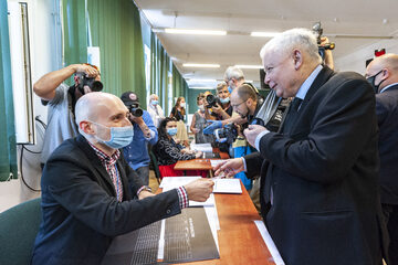 Jarosław Kaczyński podczas głosowania w wyborach prezydenckich