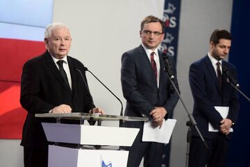 Jarosław Kaczyński podczas konferencji ze Zbigniewem Ziobrą i Patrykiem Jakim