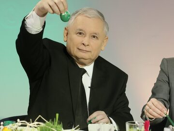 Jarosław Kaczyński podczas wspólnego malowania pisanek z udziałem polityków PiS w 2014 roku
