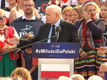 Jarosław Kaczyński prosi o krzesło dla seniorki