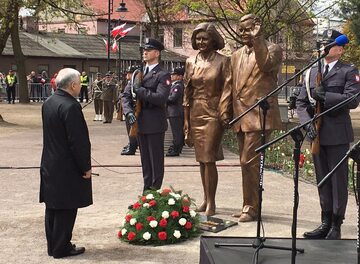 Jarosław Kaczyński przed pomnikiem pary prezydenckiej w Białej Podlaskiej