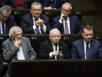 Jarosław Kaczyński, Ryszard Terlecki i Mariusz Błaszczak na sali obrad