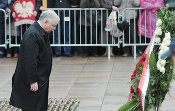 Jarosław Kaczyński składa kwiaty pod Pałacem Prezydenckim