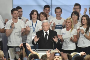 Jarosław Kaczyński świętujący wygraną w wyborach parlamentarnych w 2015 roku