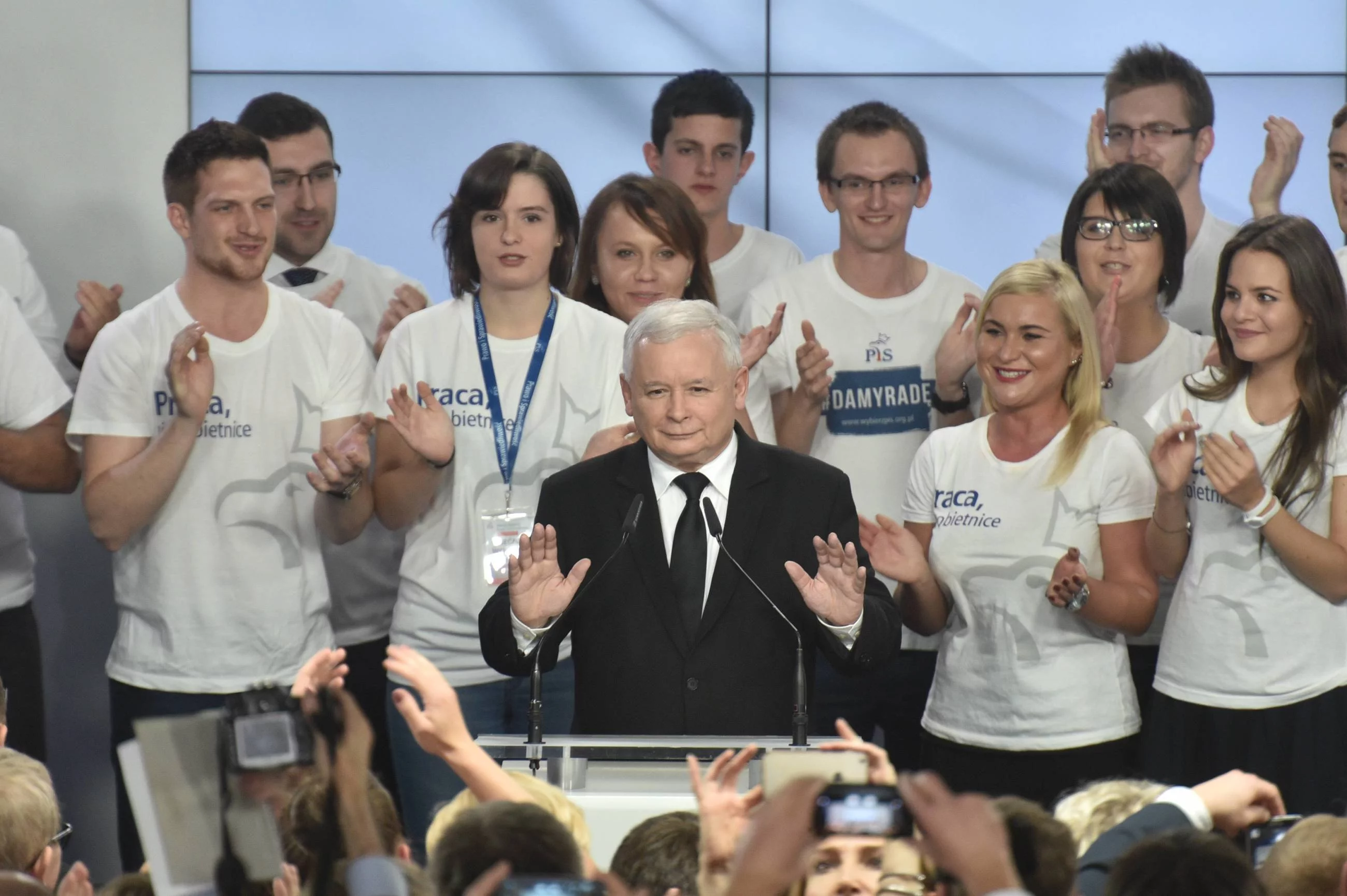 Jarosław Kaczyński świętujący wygraną w wyborach parlamentarnych w 2015 roku