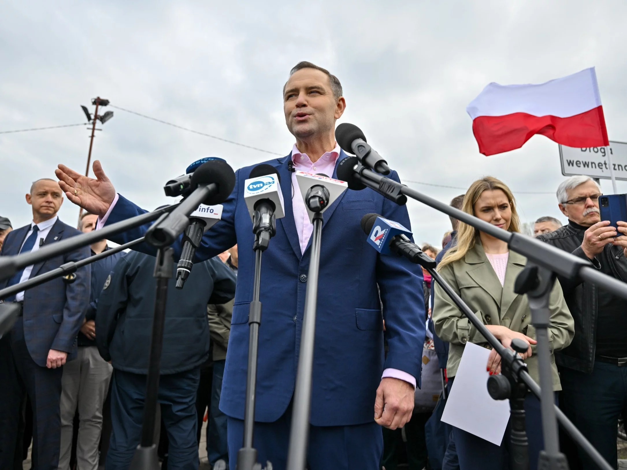 Karol Nawrocki podczas briefingu prasowego na Targowisku Miejskim w Radzyminie