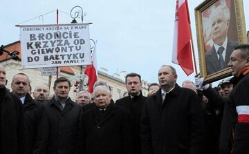 Jarosław Kaczyński (w centrum) podczas jednej z miesięcznic smoleńskich w Warszawie