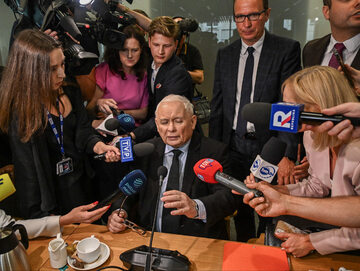 Jarosław Kaczyński w otoczeniu dziennikarzy