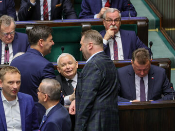 Jarosław Kaczyński w otoczeniu polityków PiS