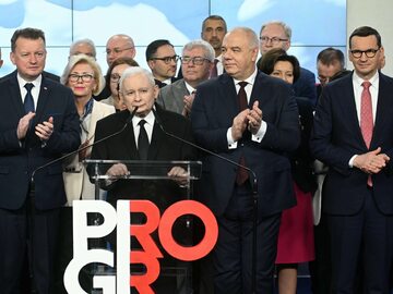 Jarosław Kaczyński w otoczeniu polityków PiS