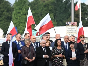 Jarosław Kaczyński w otoczeniu polityków PiS