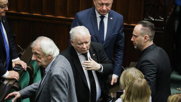 Jarosław Kaczyński w otoczeniu Ryszarda Terleckiego, Mariusza Błaszczaka i Janusza Kowalskiego