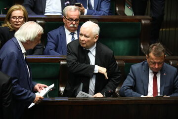Jarosław Kaczyński w Sejmie (w środku)