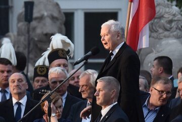 Jarosław Kaczyński w trakcie przemówienia podczas 86. miesięcznicy smoleńskiej