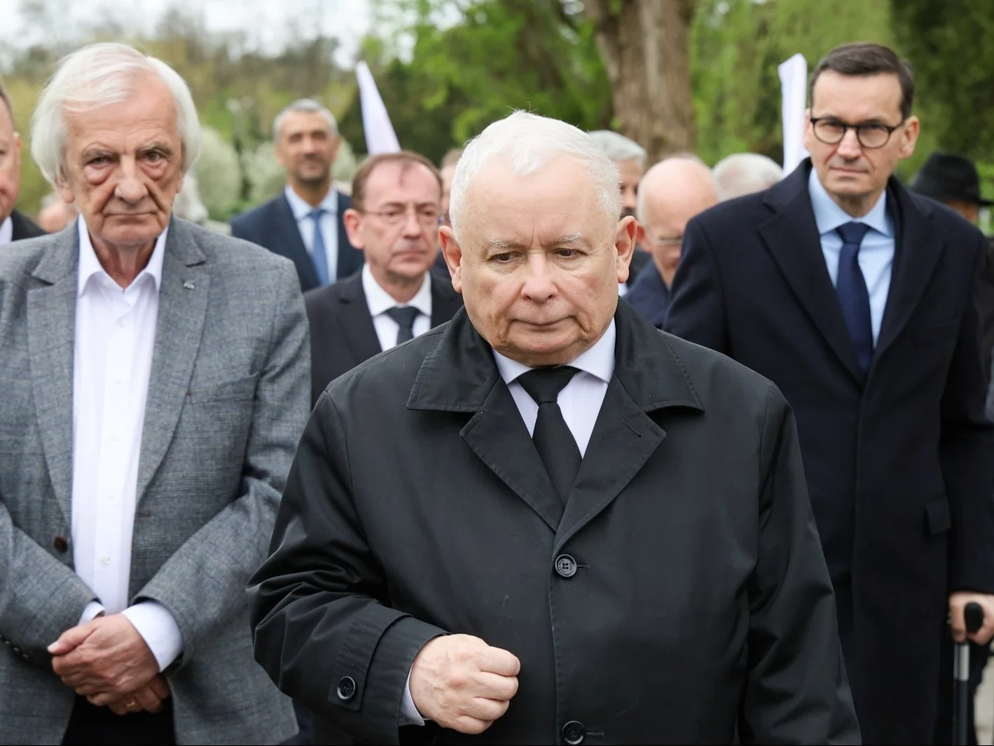 Jarosław Kaczyński w otoczeniu polityków PiS