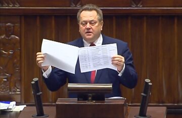 Jarosław Zieliński pokazuje wykaz wypadków za rządów PO-PSL