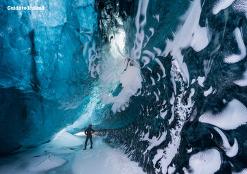 Jaskinia w lodowcu Vatnajokull, południowo-wschodnia Islandia