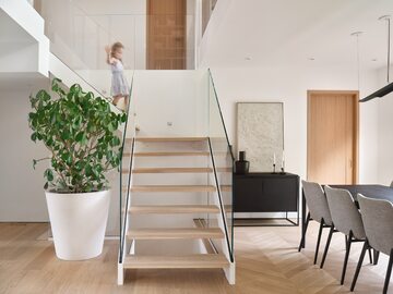 Jasne i przytulne wnętrza w minimalistycznym stylu, projekt Entre Quatre Murs