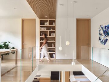 Jasne i przytulne wnętrza w minimalistycznym stylu ze szklanymi balustradami, projekt Entre Quatre Murs