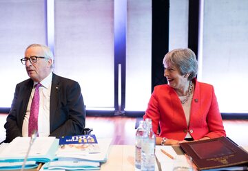 Jean Claude-Juncker i Theresa May