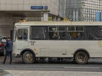 Jeden z autobusów, służących do przewozu rosyjskich poborowych. Zdjęcie poglądowe.