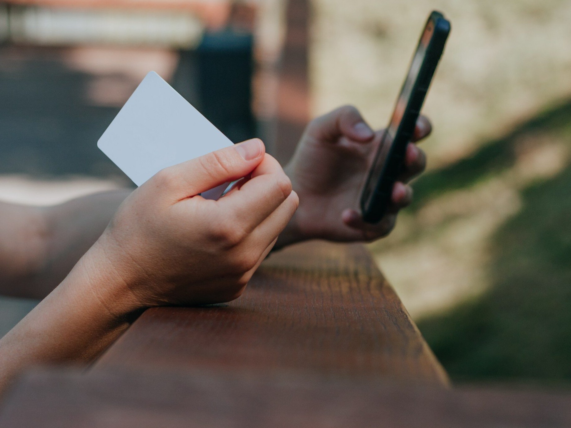 Osoba trzyma w ręcę telefon z kartą