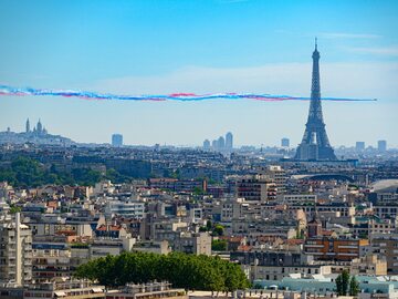 Jeden z nieodłącznych elementów Święta Narodowego Francji. Samoloty wojskowe tworzą nad Paryżem smugę w barwach francuskiej flagi.