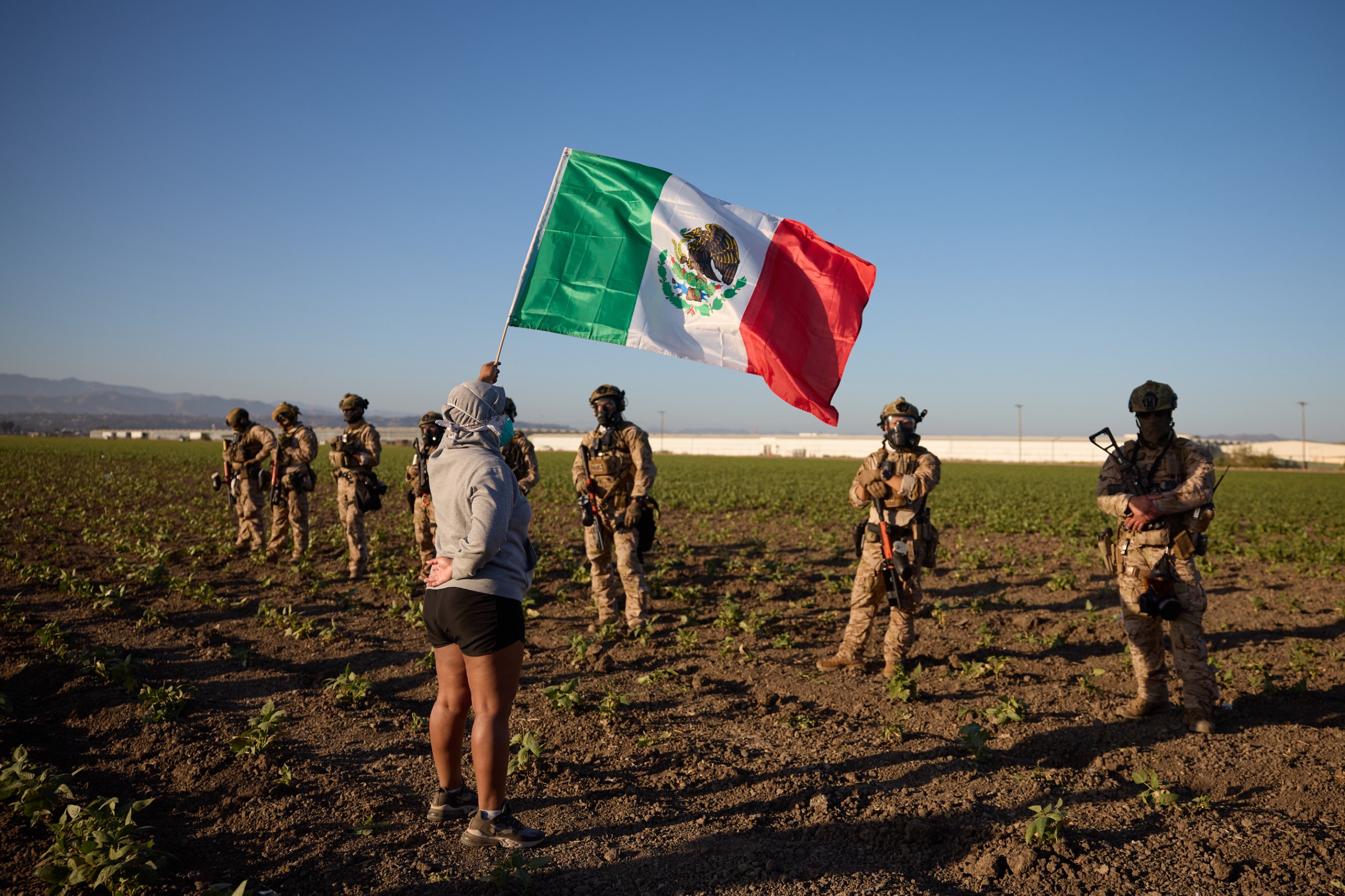 Chaos na farmach w Kalifornii. Zginęła jedna osoba, setki w areszcie