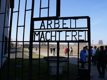 Jedna z bram, prowadzących na teren niemieckiego obozu Sachsenhausen. Tłumaczenie widocznego napisu brzmi: „Praca czyni wolnym”.