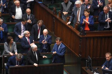 Jedno z głosowań w Sejmie; ławy rządowe i posłów PiS
