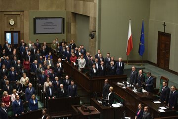 Jedno z głosowań w Sejmie; ławy rządowe i posłów PiS