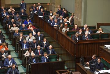 Jedno z głosowań w Sejmie; ławy rządowe i posłów PiS