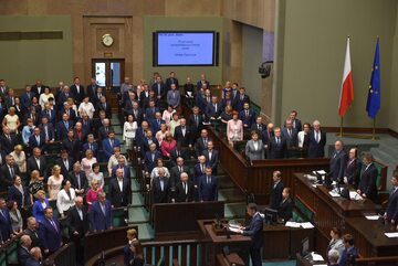 Jedno z głosowań w Sejmie; ławy rządowe