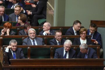 Jedno z głosowań w Sejmie; ławy rządowe