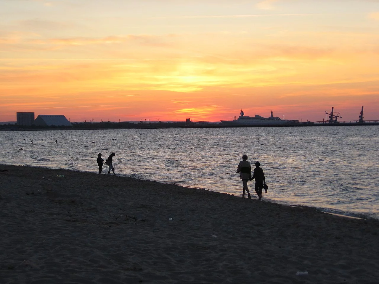 Plaża na Stogach. W tle widoczny Port Północny.