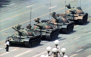 Jedno ze zdjęć Tank Mana na Placu Tiananmen