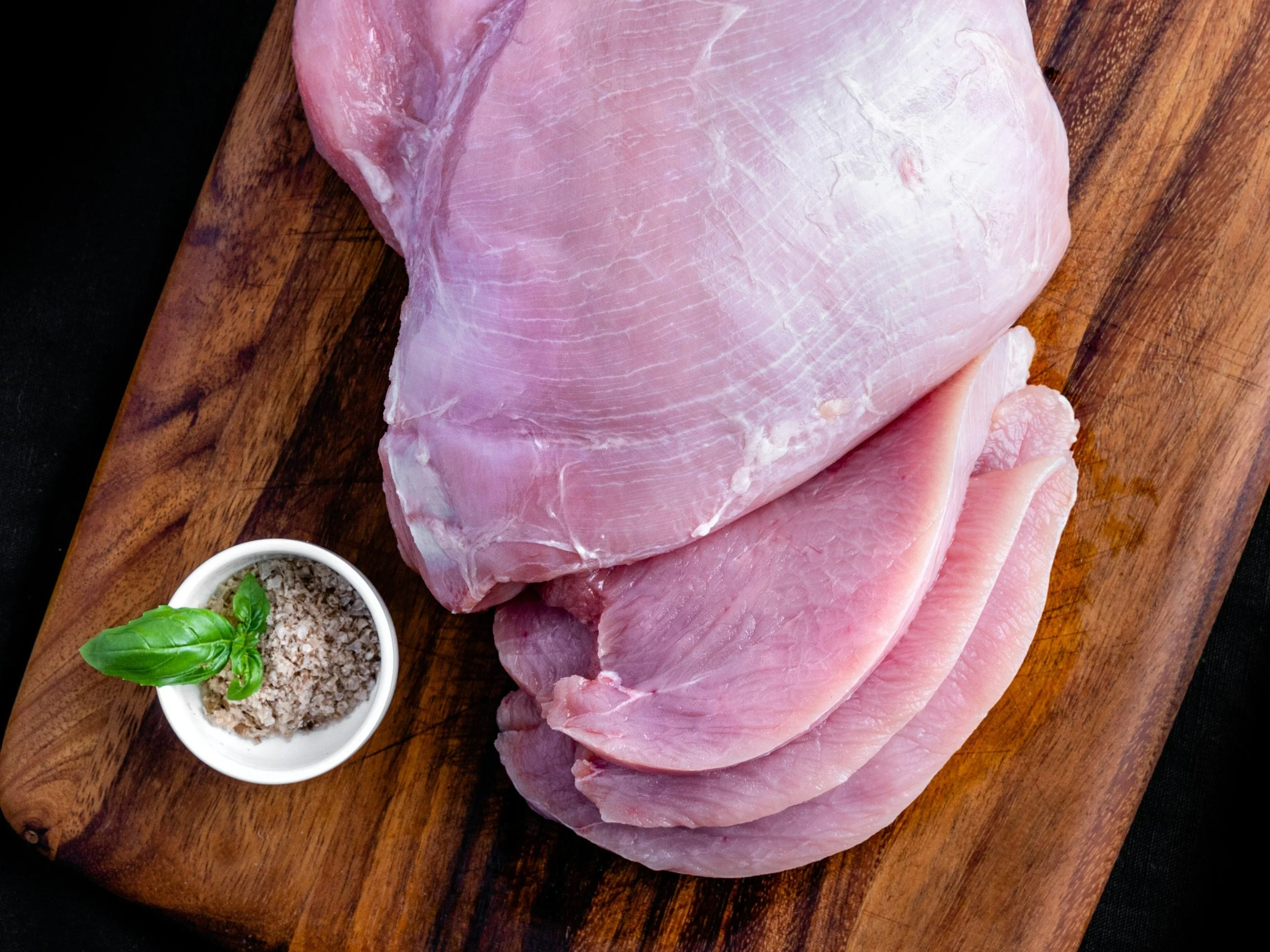 Surowe mięso na drewnianej desce