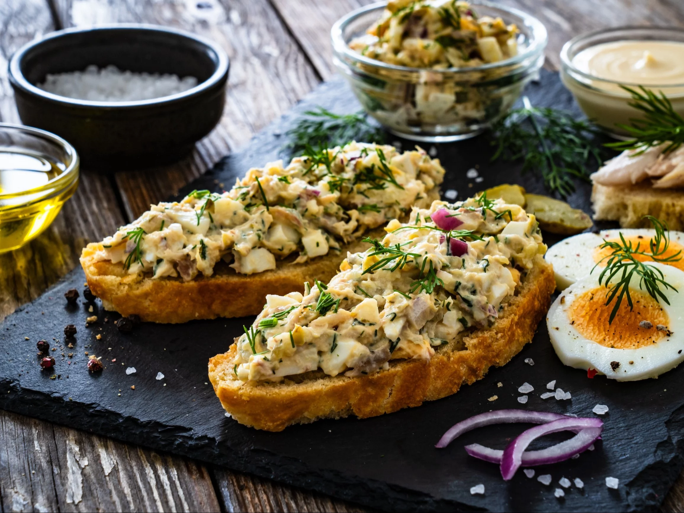 Sałatka z wędzonej makreli