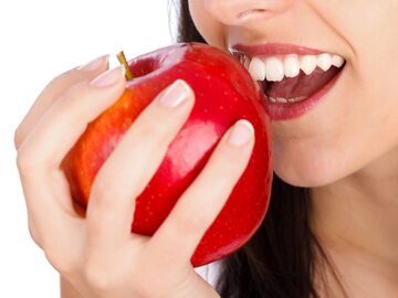 Jedzenie jabłka