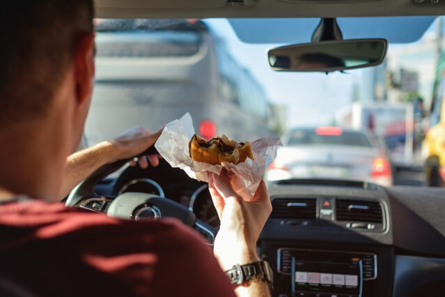 Czy można jeść za kierownicą samochodu?