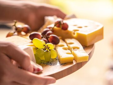 Jedzenie zbyt dużej ilości sera może szkodzić zdrowiu.