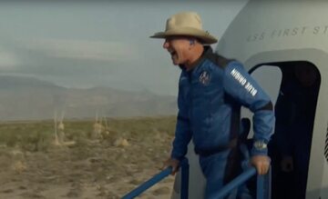 Jeff Bezos po wyjściu z rakiety New Shepard od Blue Origin