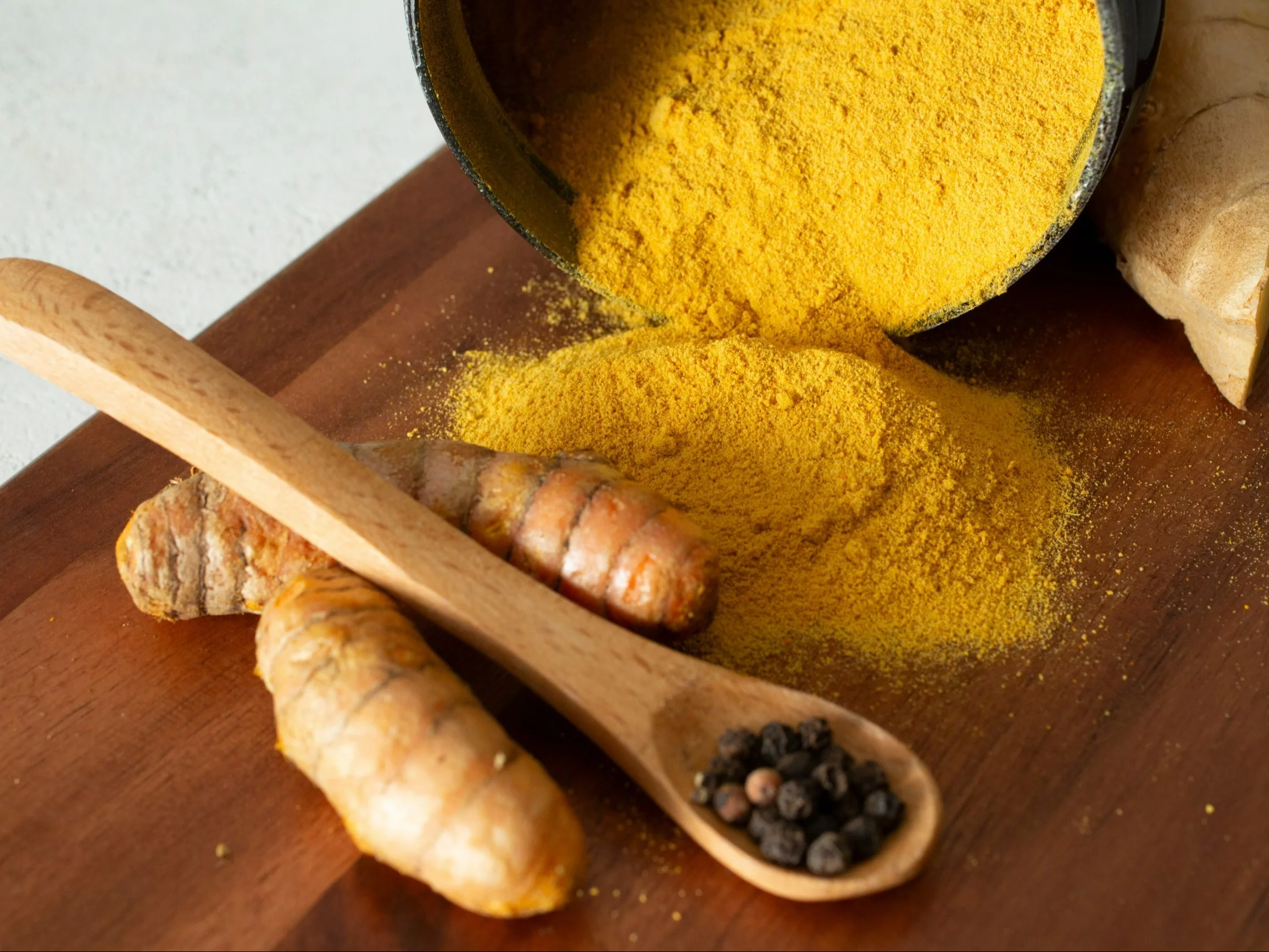 Kurkuma w kłączach i proszku