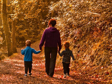 Jesienny spacer z rodzina po lesie