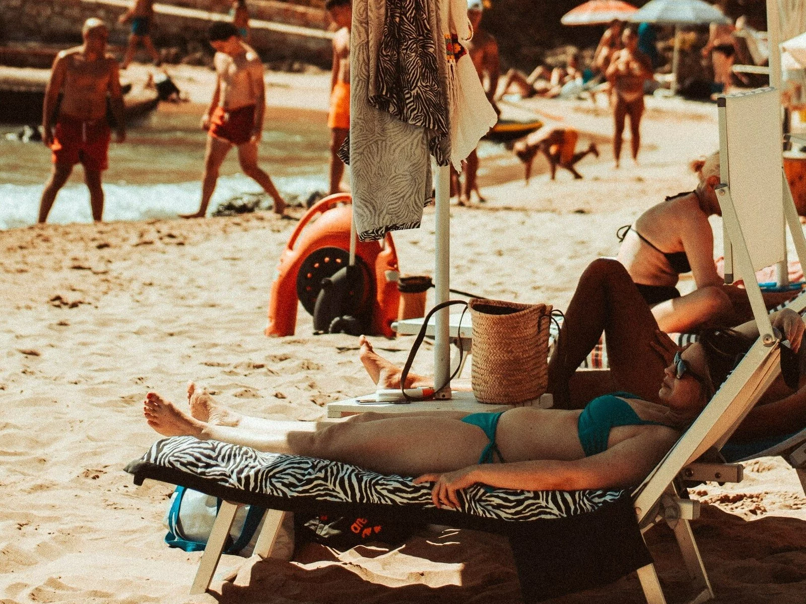 Turyści na plaży na Sardynii