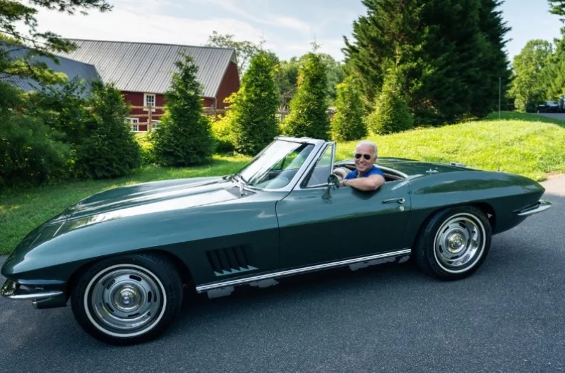 Joe Biden w samochodzie Chevrolet Corvette Stingray