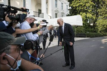 Joe Biden podczas rozmowy z dziennikarzami