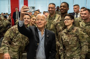 Joe Biden spotkał się w Rzeszowie-Jasionce z żołnierzami amerykańskimi z 82. Dywizji Powietrznodesantowej, to z nimi zjadł „kultową” pizzę