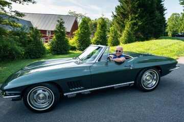 Joe Biden w samochodzie Chevrolet Corvette Stingray